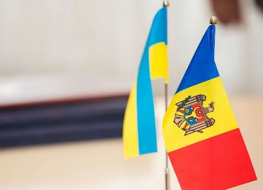 Tinerii din Moldova și Ucraina privesc diferit Ziua Independenței, între război și apropierea de UE