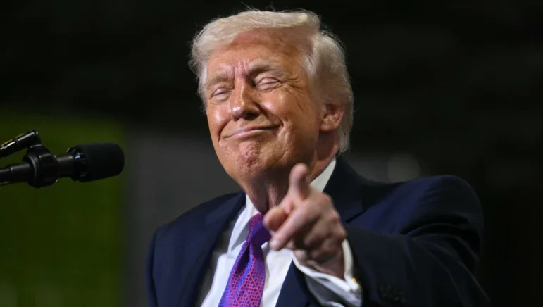 Trump, acuzat de propagandă ilegală după o reclamă plătită din bani publici: „Voi plătiți factura”
