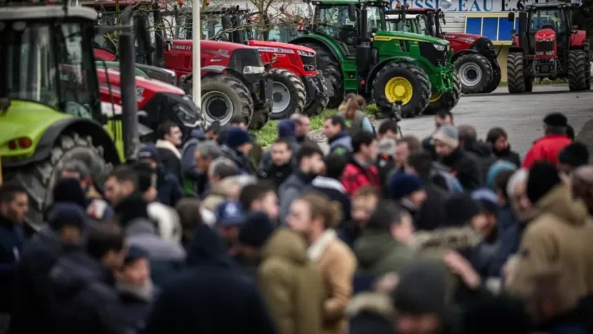 BREAKING | Violențe în Piața Victoriei: protestatar însângerat după intervenția jandarmilor. Oameni ridicați și gaze pulverizate în mulțime