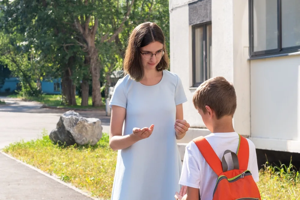 Replici aparent încurajatoare care pot amplifica emoțiile copilului înainte de școală