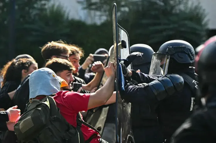 Franța, zguduită de protestele elevilor. Peste 250.000 de oameni în stradă, mii de rețineri și presiune uriașă asupra Guvernului