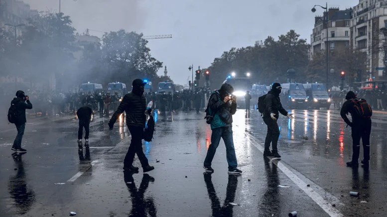 Macron, în prima linie a unei Franțe în fierbere: protestele de sâmbătă vor fi ținute departe de centrele orașelor