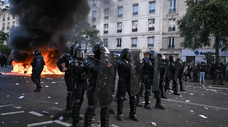 Franța, zguduită de protestele elevilor. Macron convoacă o reuniune de criză după mii de rețineri