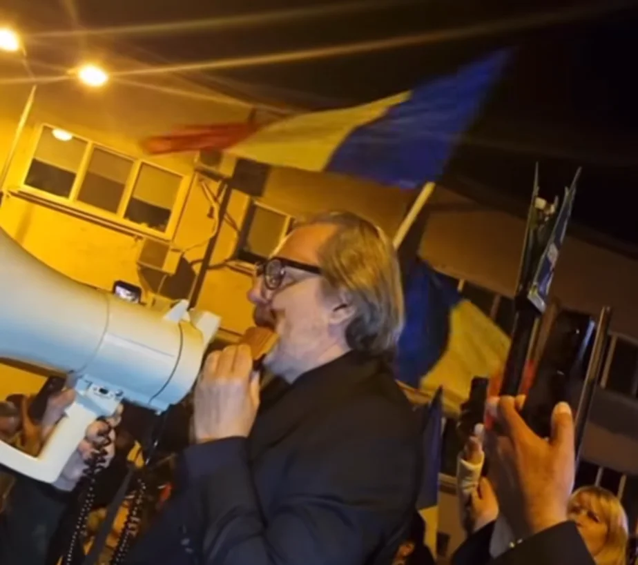 Nicolae Voiculeț a cântat pentru Călin Georgescu în fața Arestului Central din București