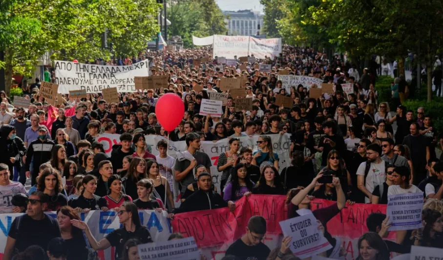 Valul de proteste ajunge în Grecia: zeci de mii de elevi, studenți și profesori, în stradă la Atena