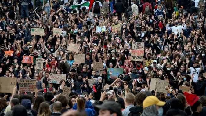FRANȚA, DIN NOU ÎN STRADĂ! APROXIMATIV 480.000 DE MANIFESTANȚI, PROTESTE ÎN MAI MULTE ORAȘE ȘI CONFRUNTĂRI CU POLIȚIA