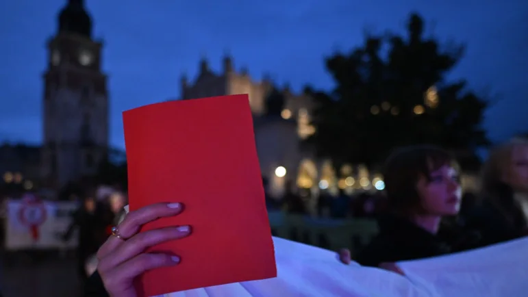 Proteste pentru dreptul la avort în peste 20 de orașe din Polonia. Femeile acuză Guvernul Tusk că nu și-a ținut promisiunile