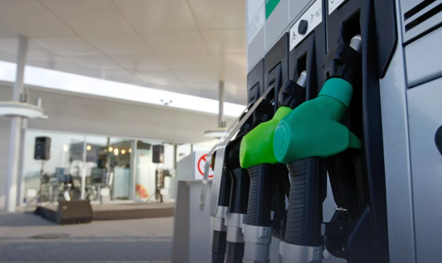 Guvernul vrea să prelungească starea de criză pe piața carburanților până pe 31 ianuarie. Cât ar crește motorina fără măsuri