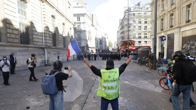 Macron, după violențele din Franța: cei care au distrus și au jefuit vor plăti